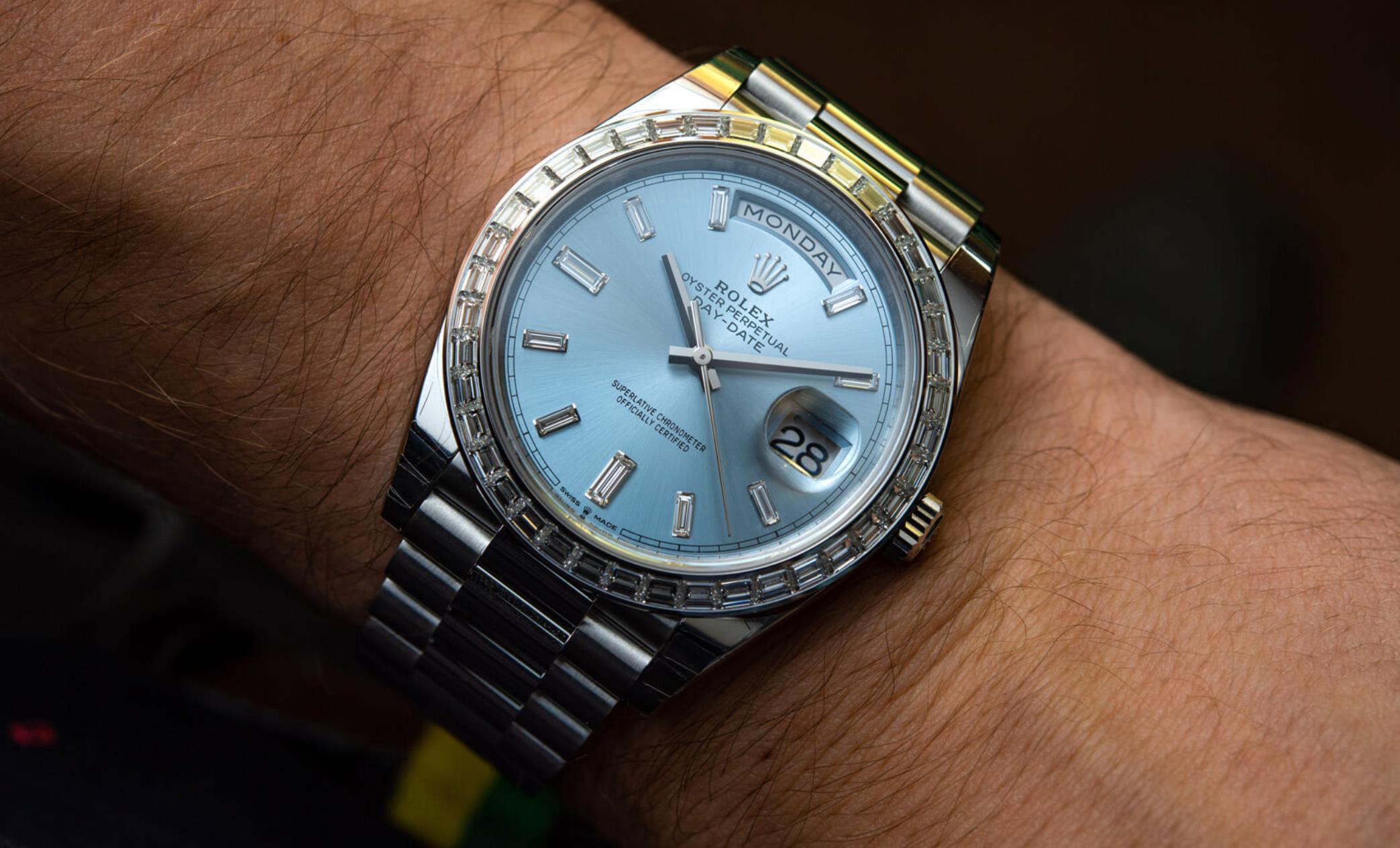 The platinum fake watch is designed for men.